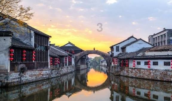 康熙来到孔子墓前，看见碑文迟迟不跪，大臣遮住一字，他立刻下跪